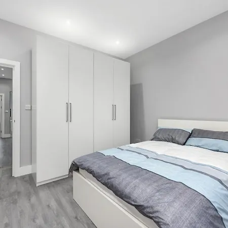 Your Cosy Stay Modern 3 Double Bedroom Apartment - Fully Furnished - 5 Mins Walk To Stn